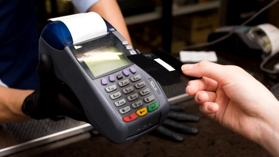 Sondaj: câți români își plătesc cumpărăturile cu cardul?