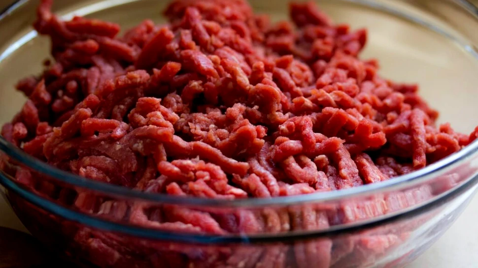 De ce nu trebuie să mănânci carne crudă? Iată ce spune știința