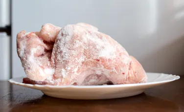Cum decongelezi alimentele corect? 3 metode confirmate științific!