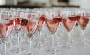 10 beneficii ale vinului roze care îl fac cel mai bun vin din toată lumea