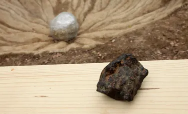Un meteorit extrem de rar, descoperit pe teritoriul României, poate fi admirat în cadrul expoziţiei Dino Parc Râşnov.  ”Este un exponat extrem de rar şi un obiect nepreţuit”
