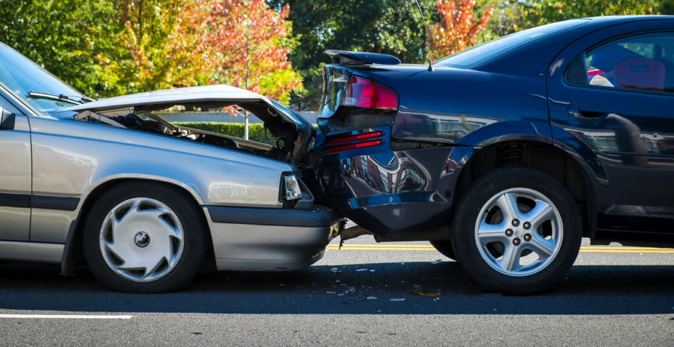 Femeile, de aproape două ori mai expuse riscului de a rămâne blocate într-o maşină accidentată