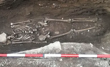 Scheletul unei mame îngropate cu un nou născut, descoperit în timpul săpăturilor pentru metroul din Roma
