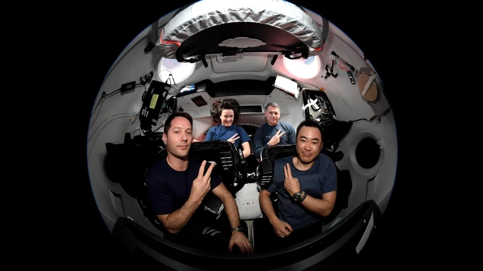Astronauții de la bordul Stației Spațiale Internaționale se întorc în scutece pe Pământ
