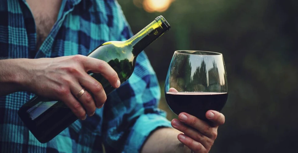 Câți litri de vin consumă, în medie, un român pe lună?