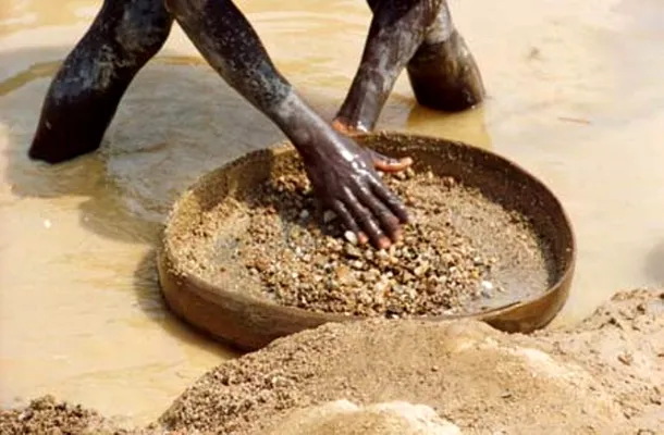 Recoltarea manuală a diamantelor în Sierra Leone