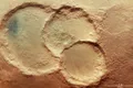 Imagini incredibile dezvăluie un misterios crater triplu format pe planeta Marte
