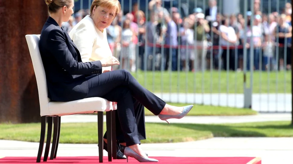 Angela Merkel a încălcat protocolul diplomatic. A stat jos în timpul ceremoniei oficiale de primire a prim-ministrului danez. Reacţiei ei de după eveniment -VIDEO