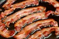 Un bărbat s-a trezit cu viermi în creier după ce a consumat o viață întreagă bacon „neprăjit”