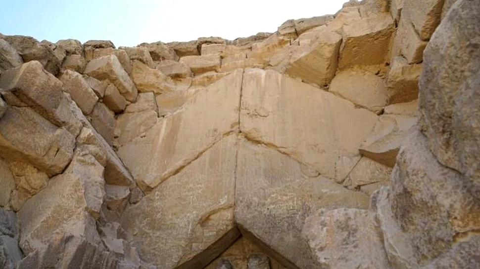 Un coridor ascuns, lung de 9 metri, a fost descoperit aproape de intrarea principală în Marea Piramidă din Giza