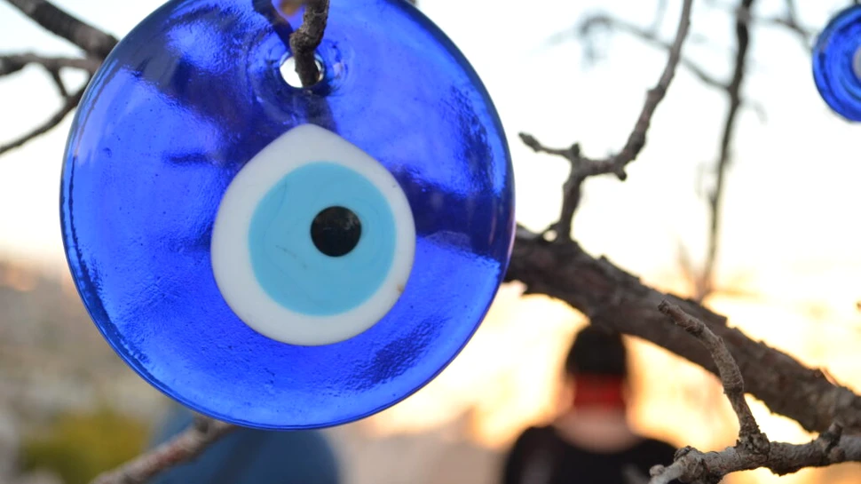 De la ochiul albastru la inimile sacre: de ce oamenii poartă talismane ale norocului peste tot în lume