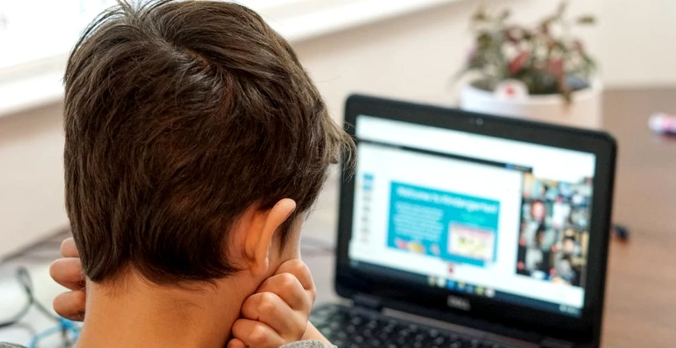 Ce spun psihologii despre impactul orelor online: Cei mici nu pot să fie atenţi mai mult de 30 de minute