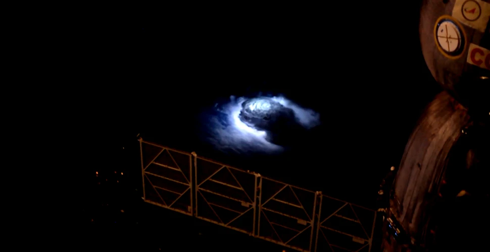 Stația Spațială Internațională a surprins spectacolul uimitor de lumini al unei furtuni din atmosfera superioară