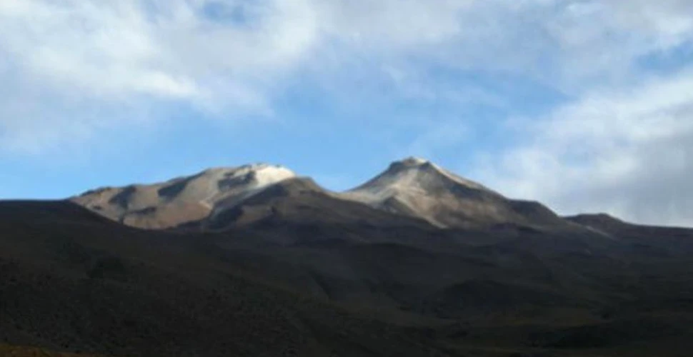 Un lac masiv descoperit în interiorul unui vulcan poate explica de ce aceştia erup