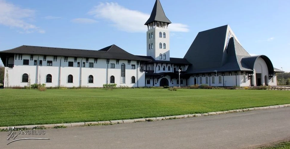 „Cea mai reuşită dintre construcţiile religioase moderne din Europa” se află în România. Cum arată în interior această biserică