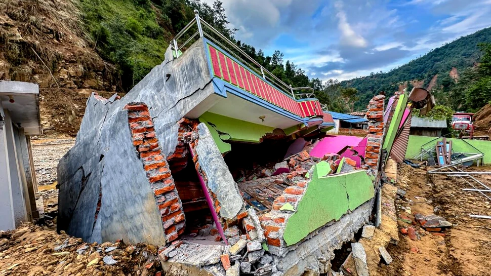O femeie a fost găsită în viață după 10 zile printre ruinele din Nepal