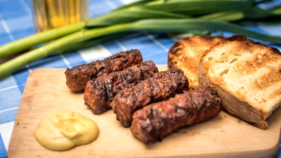 Micii vegani, tot mai preferați de români. Câți mici din carne mănâncă în medie un român?
