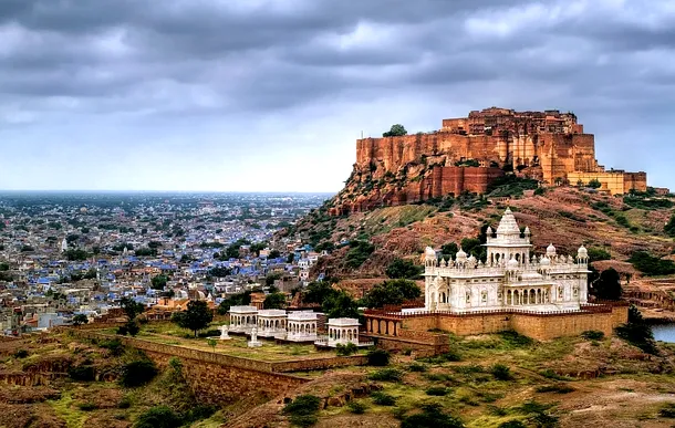 Jodhpur, Rajasthan, India, cu Fortul Mehrangharh şi mausoleul Jaswant Thada