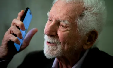 Inventatorul telefonului mobil crede că oamenii petrec prea mult timp cu ochii în telefon