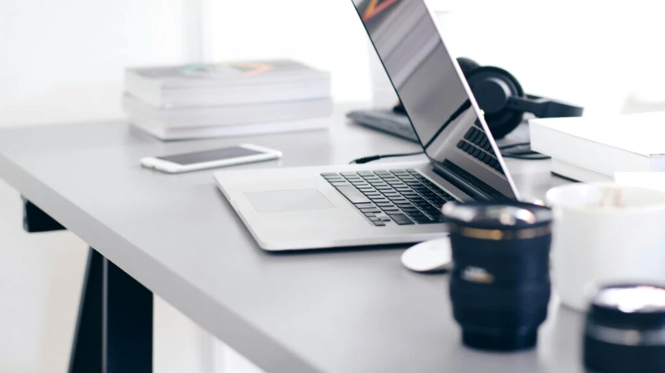 Revoluția AI în birouri: Meseriile care dispar și noile competențe tehnologice necesare pentru a rămâne relevant pe piața muncii în 2026 (P)