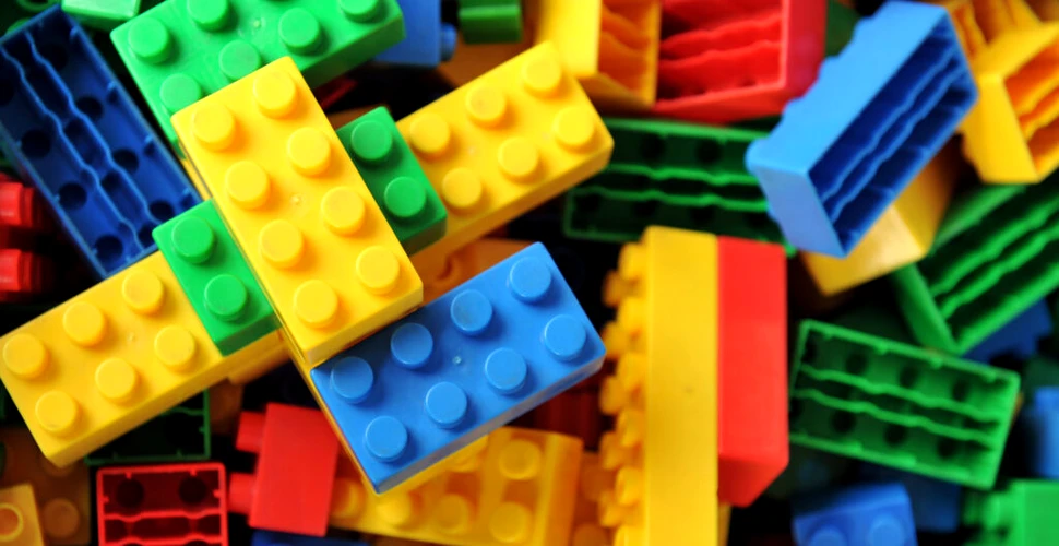 De ce a renunțat Lego la planul de a face jucării din sticle reciclate?