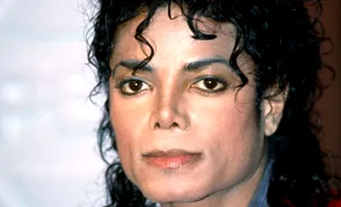 Cunoscuta geacă neagră a lui Michael Jackson va fi scoasă la licitaţie