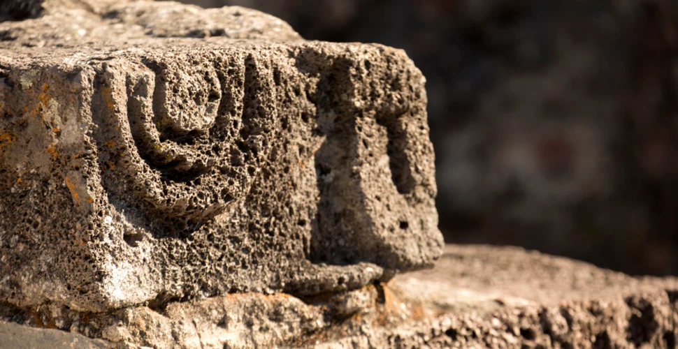 O cutie de piatră cu ofrande ceremoniale rare, descoperită de arheologii mexicani
