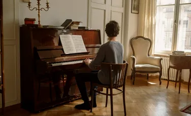 Cântatul la pian crește puterea de procesare a creierului și îmbunătățește starea de spirit