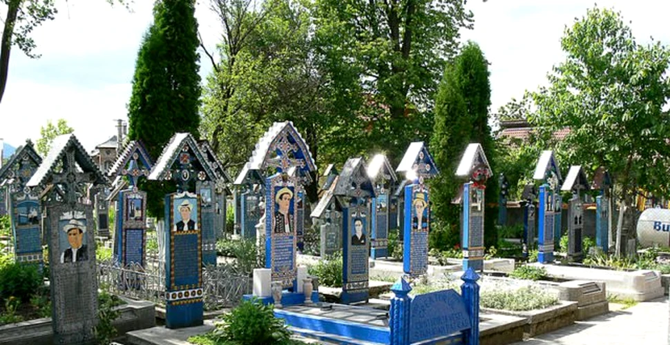 Umorul cu care maramureşenii tratează moartea este reflectat în cel mai unic cimitir din lume ,,Cimitirul Vesel de la Săpânţa”