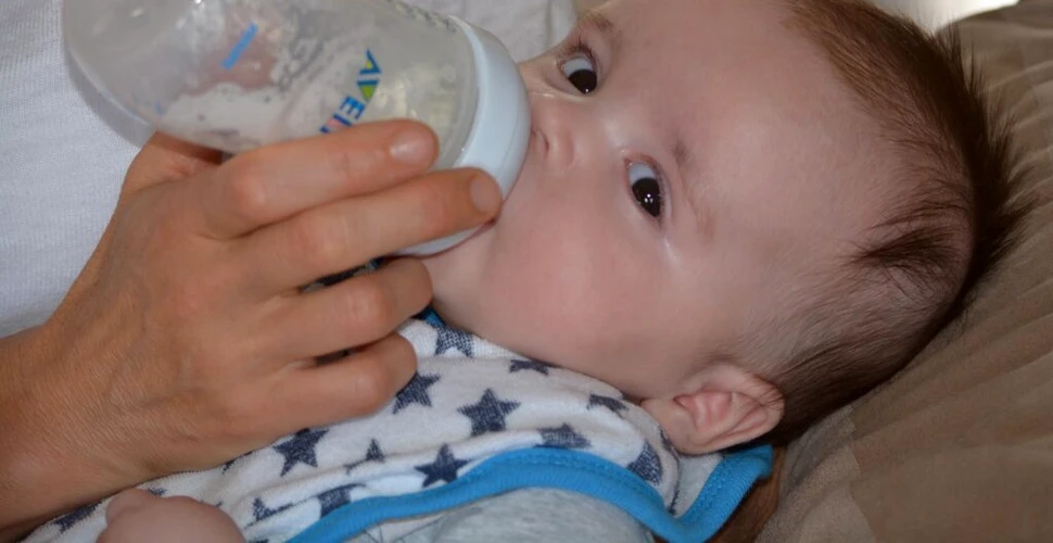 Microplasticele au fost detectate pentru prima dată în laptele matern uman