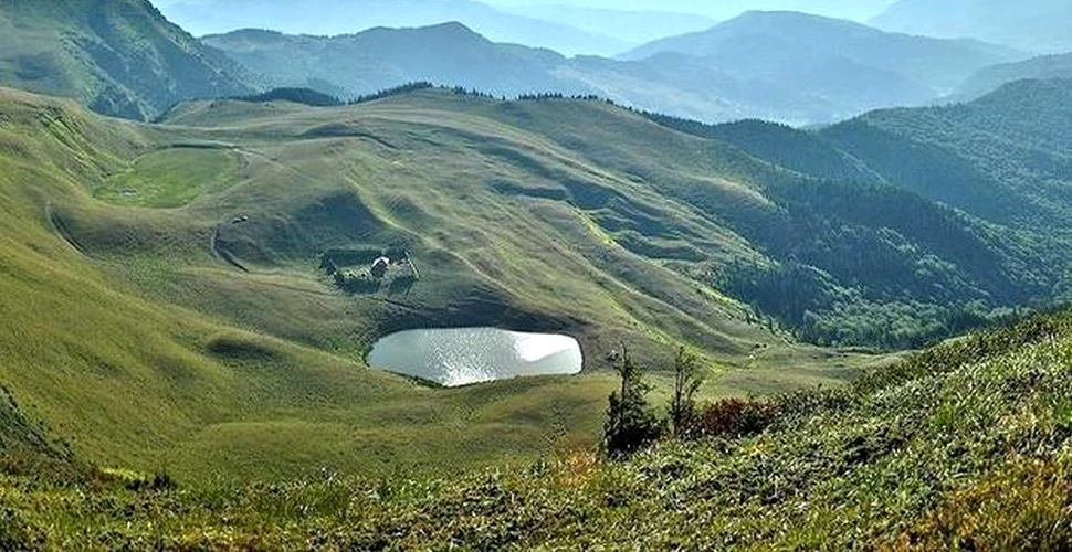 Lacul fără fund din România. Aici îşi aruncau oamenii, bogăţiile de frica cotropitorilor