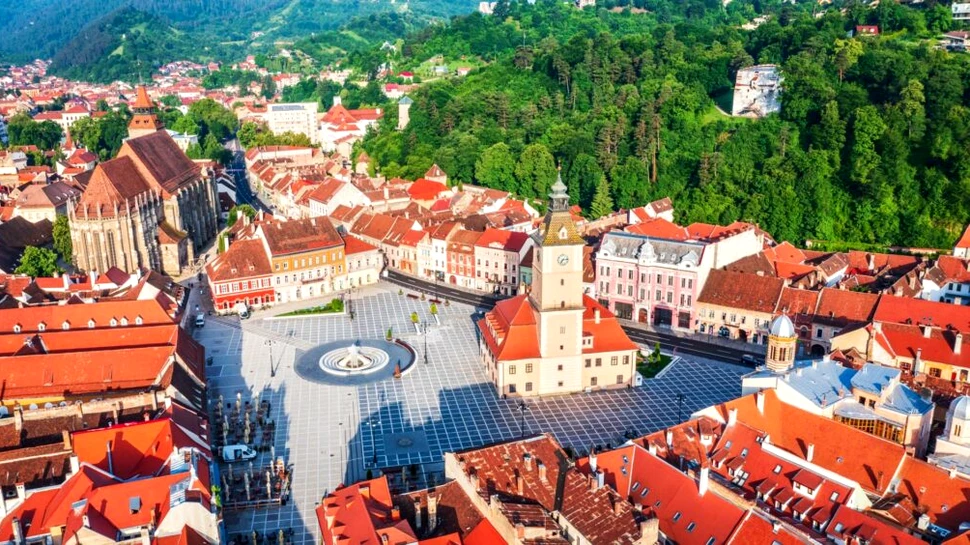 Ce pot face băncile inteligente instalate în centrul istoric din Brașov?