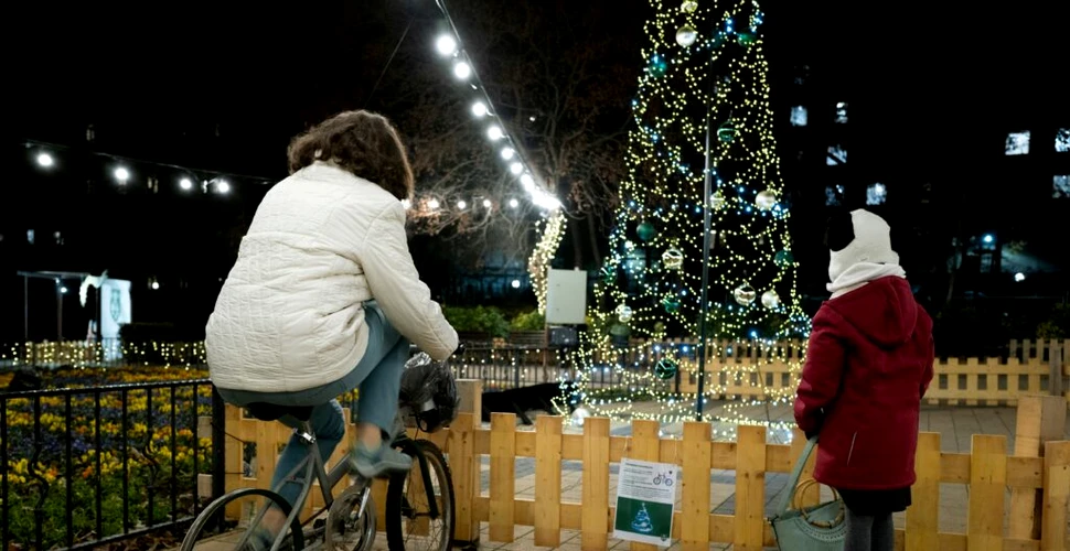 Un brad de Crăciun din Budapesta se aprinde doar dacă locuitorii pedalează pe o bicicletă