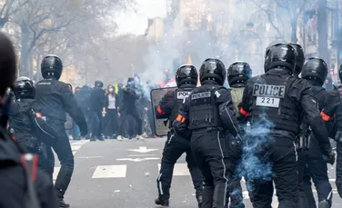 Un polițist din Franța a fost bătut crunt de mai mulți tineri