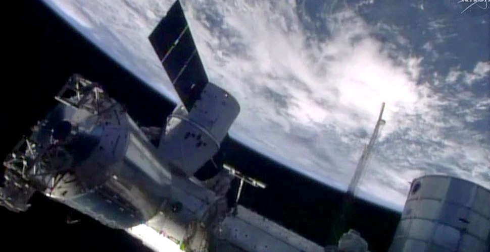 Capsula spaţială Dragon, fabricată de compania SpaceX, a amerizat cu bine în Oceanul Pacific
