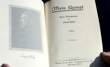 Două volume din „Mein Kampf”, cu autograful lui Hitler, vândute pentru 64.850 de dolari (GALERIE FOTO)