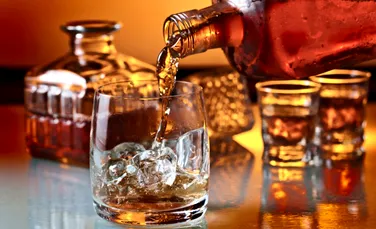 Cum puteţi transforma un whiskey ieftin într-o băutură rafinată, foarte gustoasă? (VIDEO)