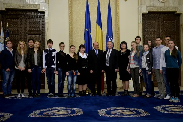 Preşedintele Traian Băsescu (C) se fotografiază alături de directorul liceului 