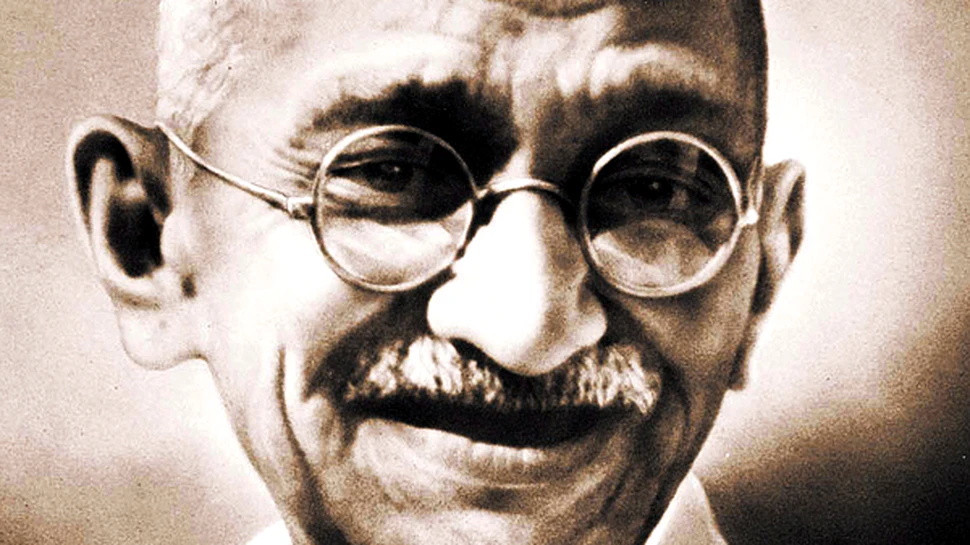 O statuie a lui Gandhi, amplasată la Londra, lângă cea a rivalului său politic, Churchill