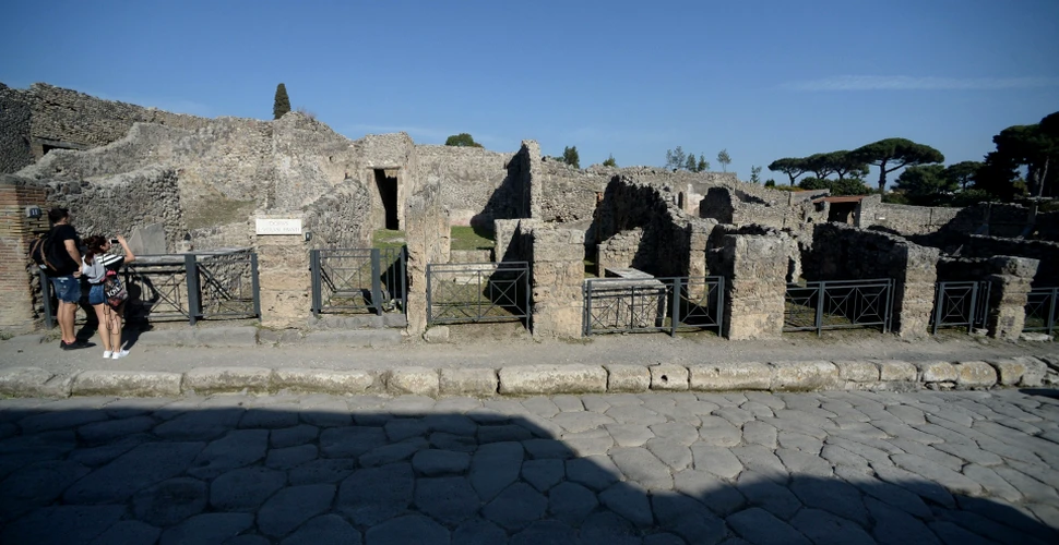 O nouă alee pe care se află case cu balcoane intacte a fost descoperită în Pompeii
