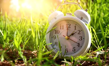 România trece la ora de vară! Dăm ceasurile înainte, dormim mai puțin dar avem mai multă lumină seară