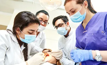 Experţii avertizează: peste 25% dintre români îşi pierd dinţii prea devreme