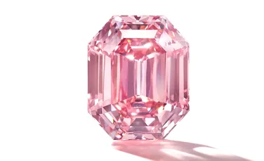 Un diamant roz foarte rar, scos la licitaţie pentru minim 30 de milioane de dolari