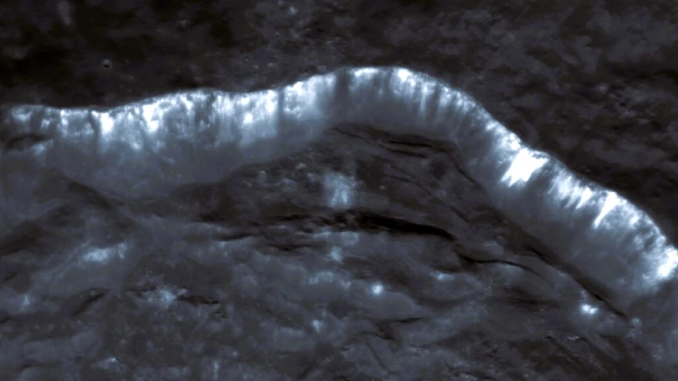 Ce au descoperit astronomii despre liniile strălucitoare de pe Mercur?