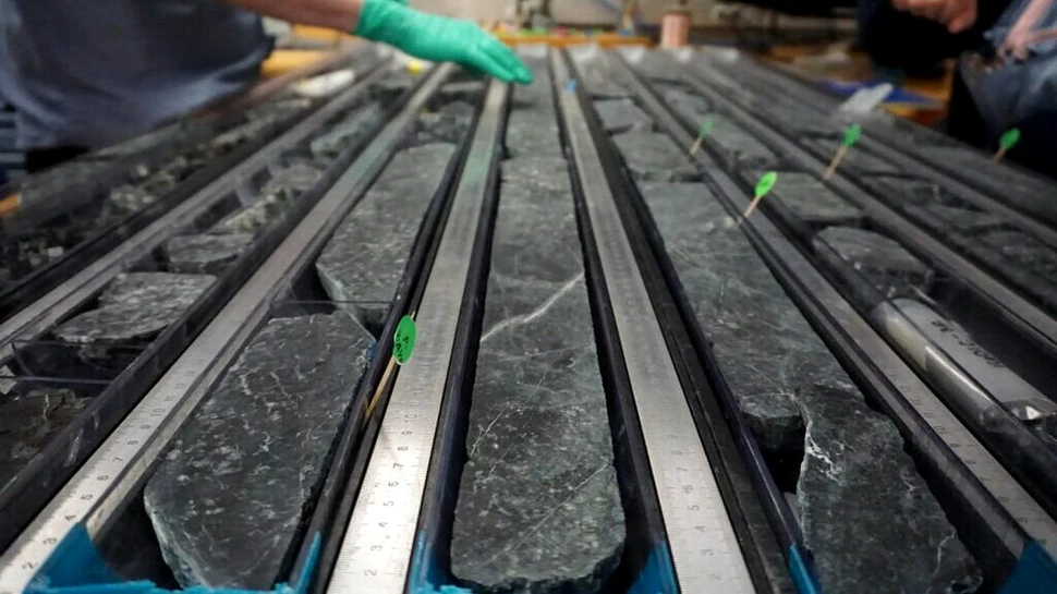 Oamenii de știință au extras un kilometru de rocă din mantaua Pământului într-o misiune record