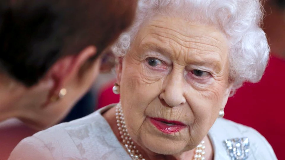 Regina Elizabeth, fotografiată cu o mână învineţită