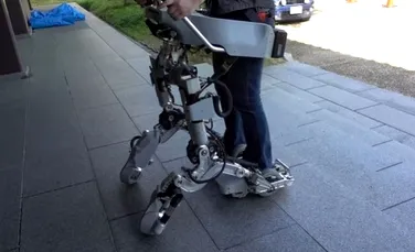 Un nou exoschelet, dezvoltat de o filială a Panasonic, se poate transforma într-un cărucior sau o trotinetă electrică
