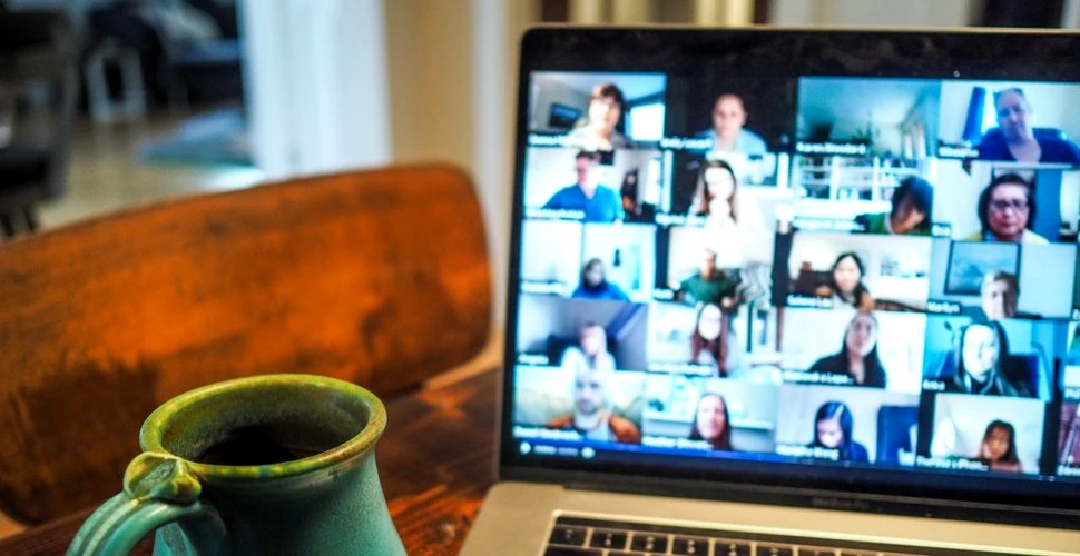 Cum să previi oboseala videoconferințelor și orelor online
