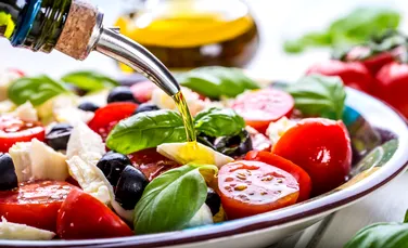 Dieta mediteraneană și mișcarea pot preveni pierderea densității osoase la femeile în vârstă