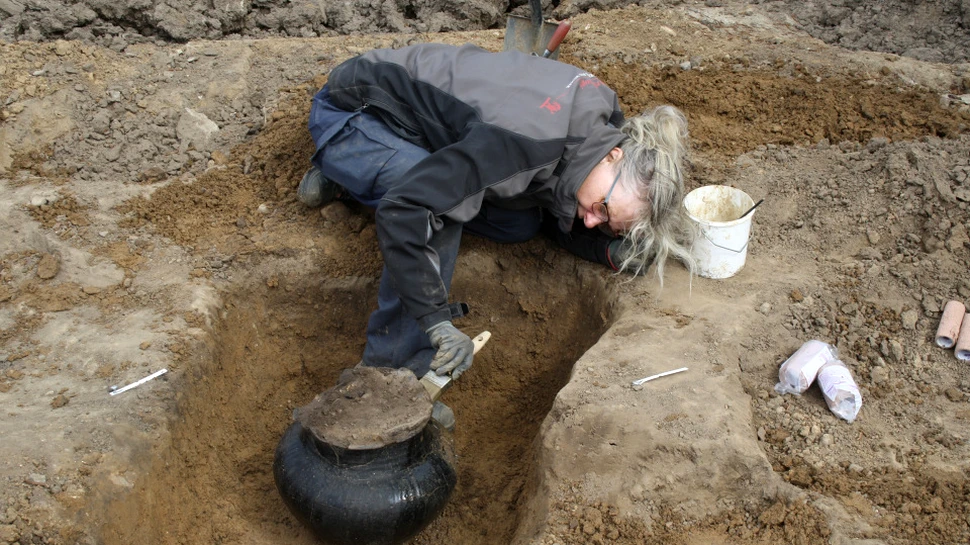 Descoperire surpriză în Danemarca: rămăşiţele unui rug funerar vechi de 2.800 de ani